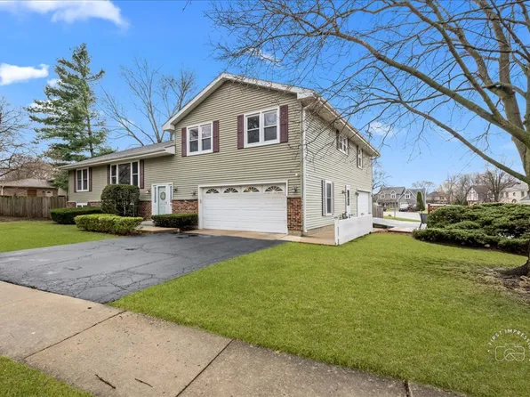 701 Viking Dr, Batavia, IL 60510