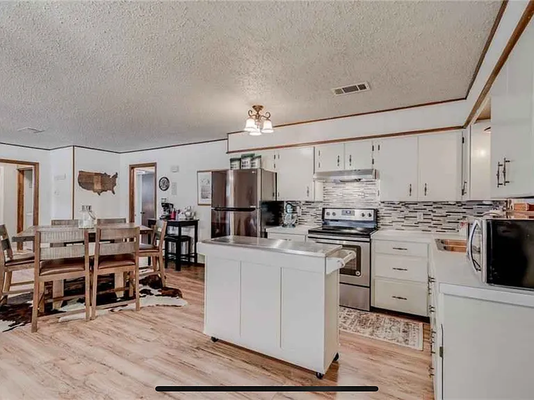203 E Brier Ln — Photo 6