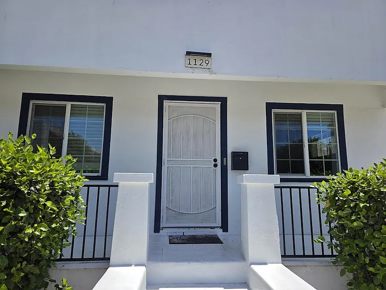 1129 S Evans St — Photo 12