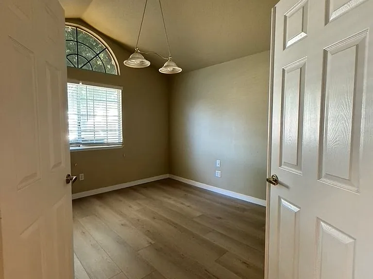 1820 Bayberry Ln — Photo 7