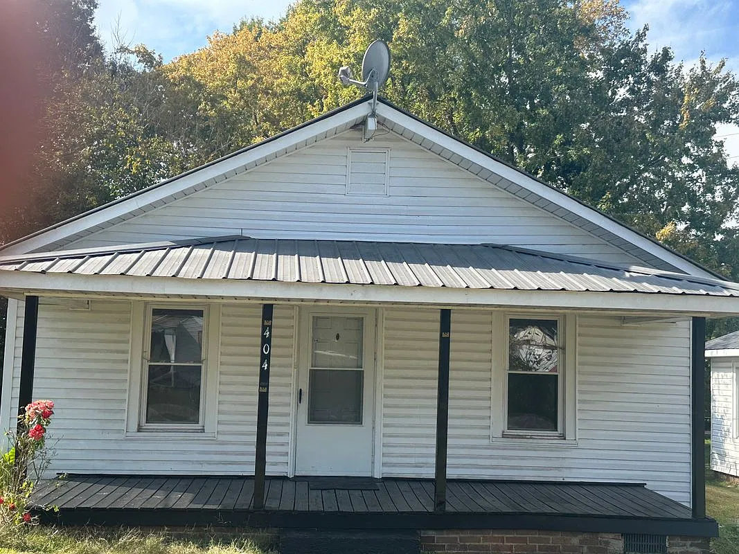 2 bed, 1.0 bath, 973 sqft, $950 — Photo 1