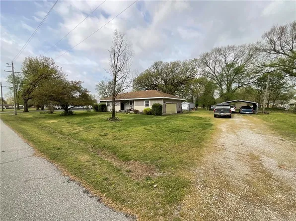 103 S High St, Weir, KS 66781