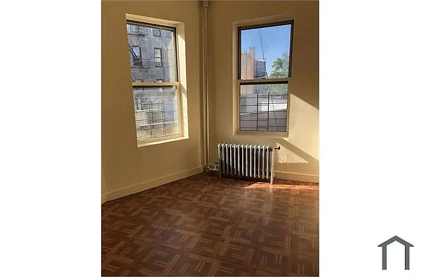 Building Photo - 689 E 187th St