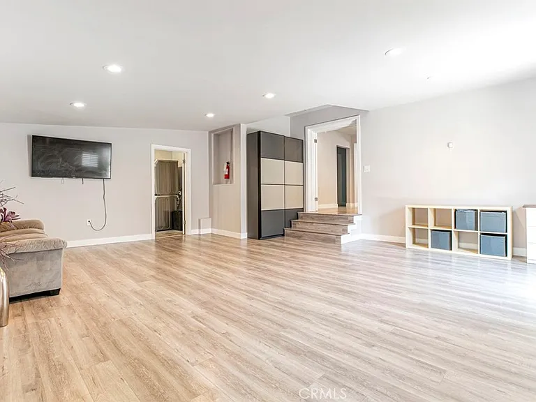 1527 N Screenland Dr — Photo 12