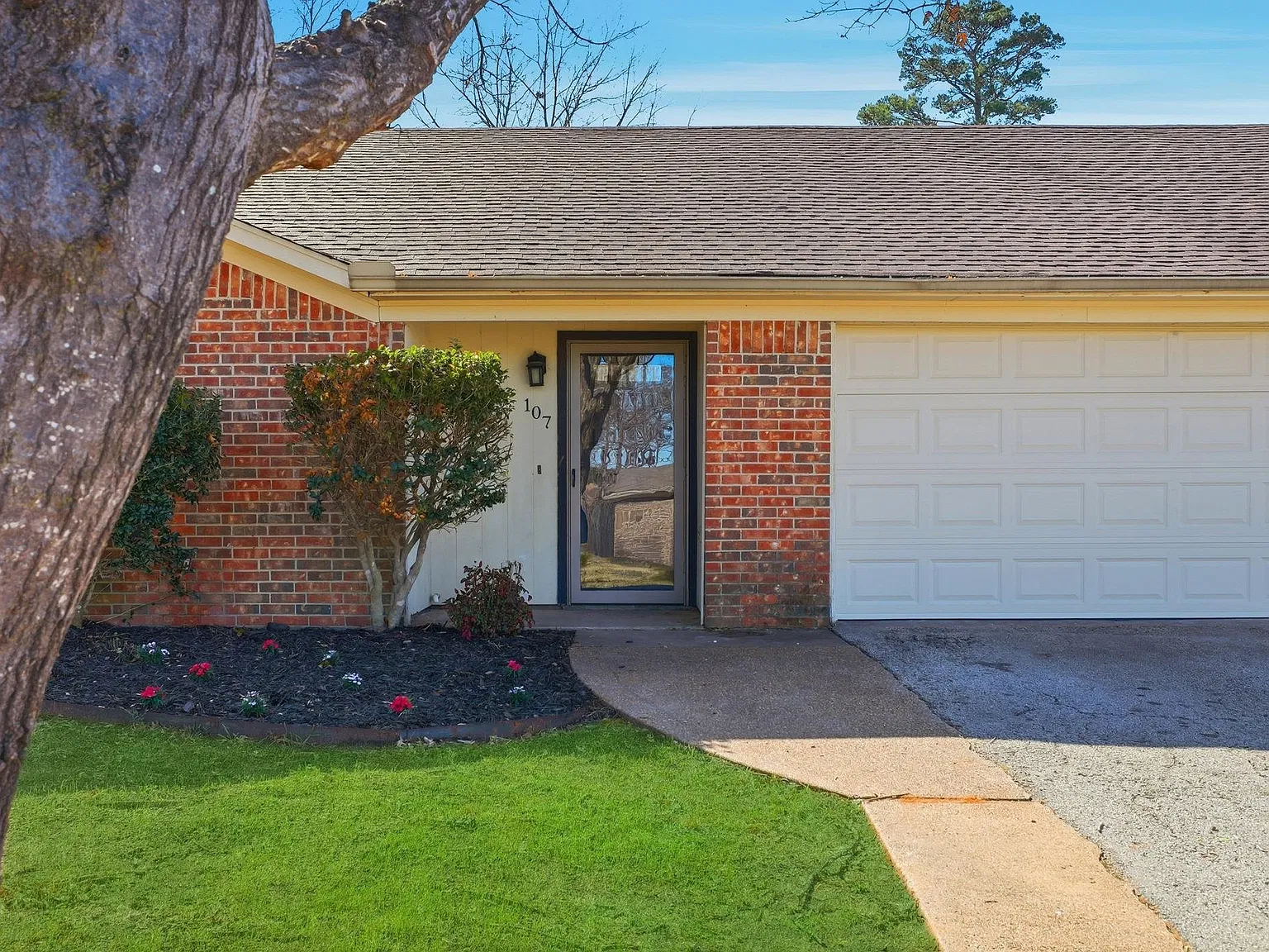3 bed, 2.0 bath, 1547 sqft, $2,300 — Photo 2