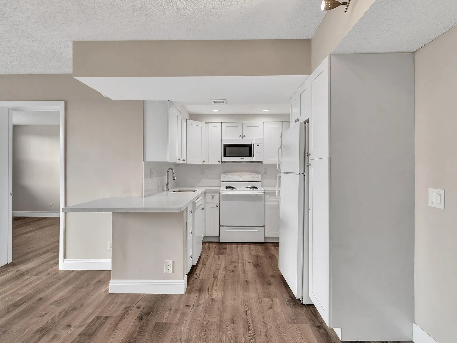 2 bed, 2.0 bath, 728 sqft, $1,825 — Photo 2