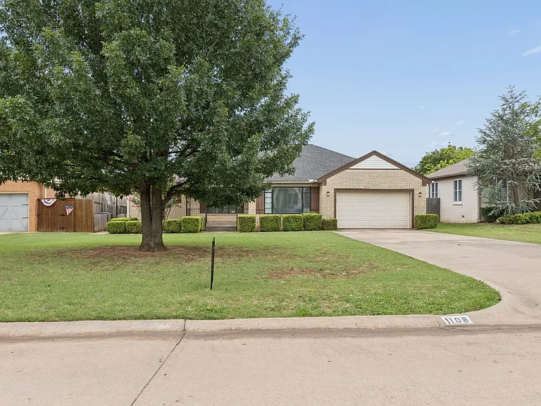 1108 Larchmont Ln — Photo 2