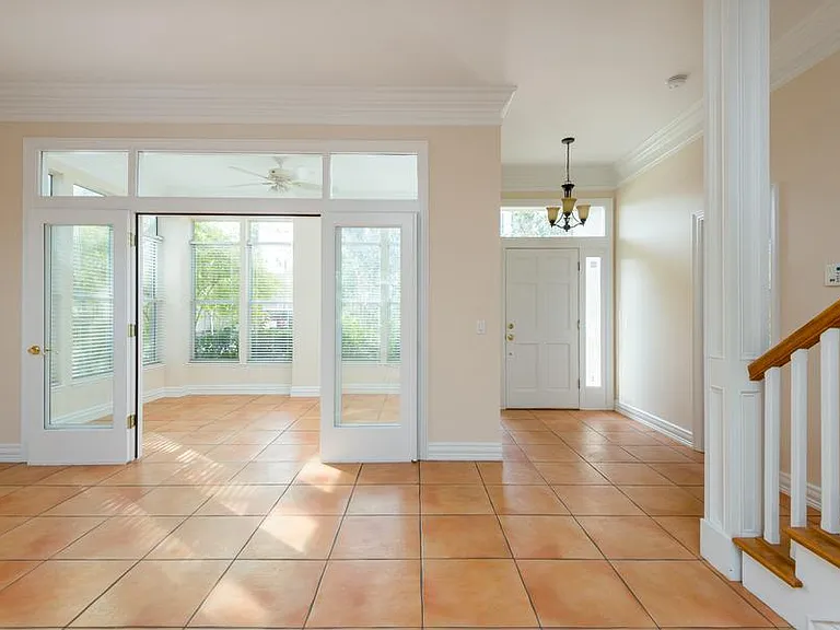 1607 Deleon St — Photo 3