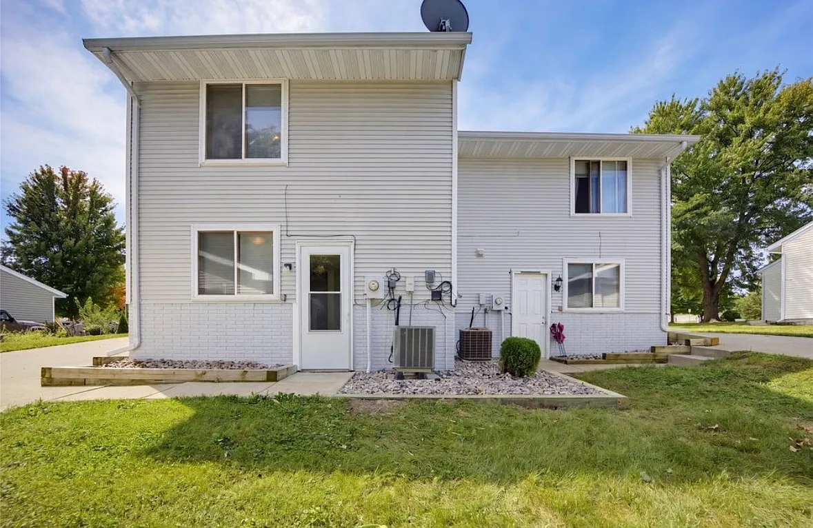 2 bed, 1.5 bath, 1025 sqft, $1,195 — Photo 2