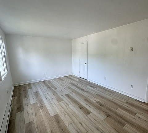 5th image of 375 Cherrydale Ave