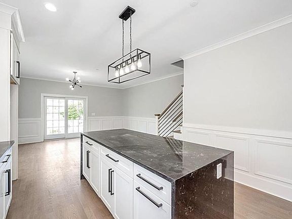3rd image of 15 Underhill Pl #1