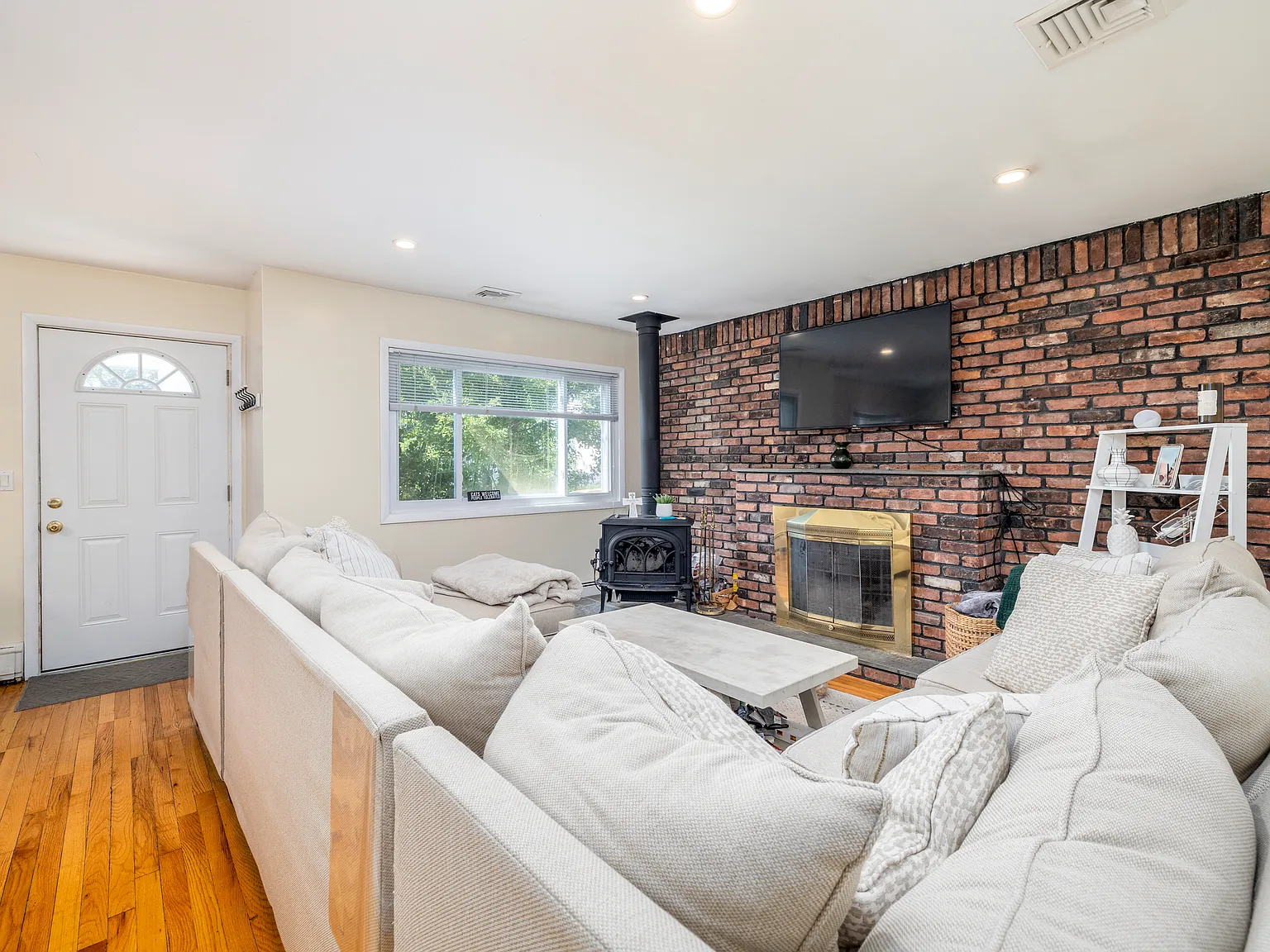 3 bed, 1034 sqft, $4,000 — Photo 2