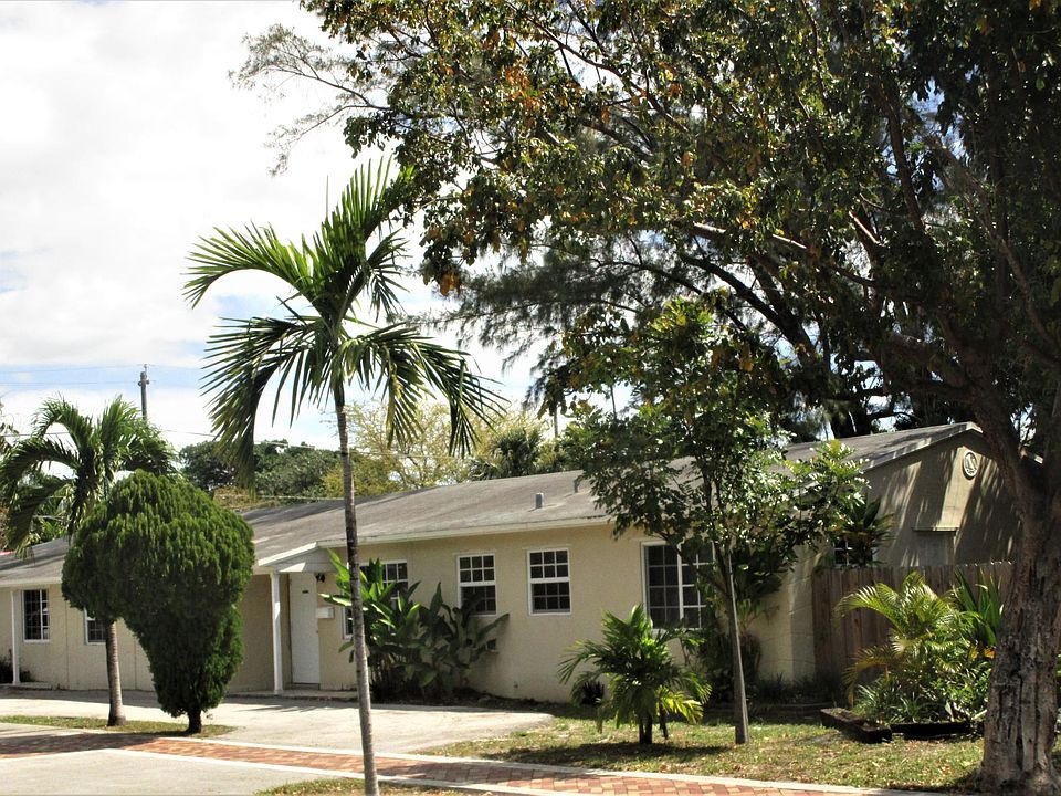 Front of shared villa. Corner lot with fence, plus plenty of parking.