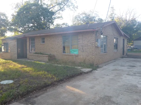 1115 PLUM ST, Floresville, TX 78114
