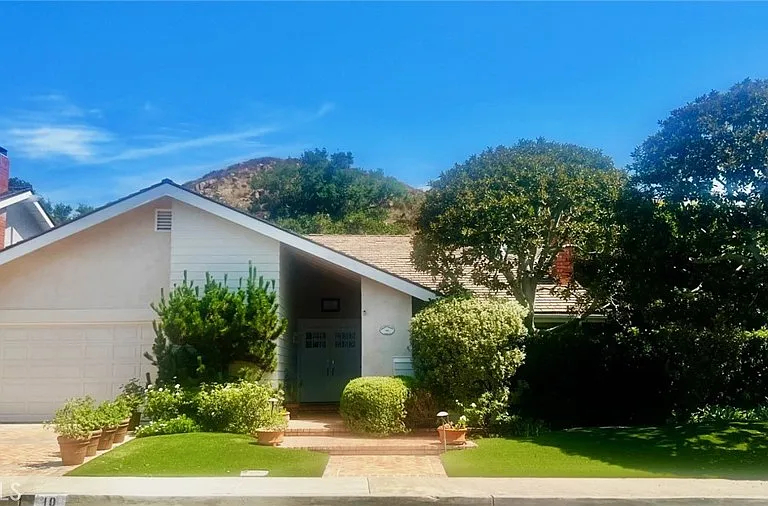 10 Rimrock — Photo 1