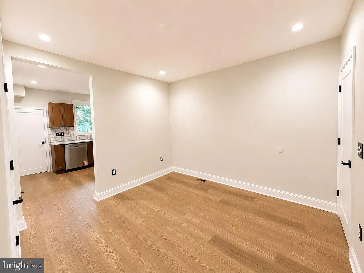 3 bed, 1.0 bath, 1134 sqft, $1,990 — Photo 4