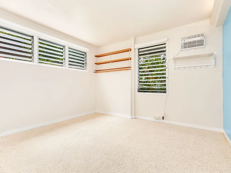 2559 Peter St — Photo 8
