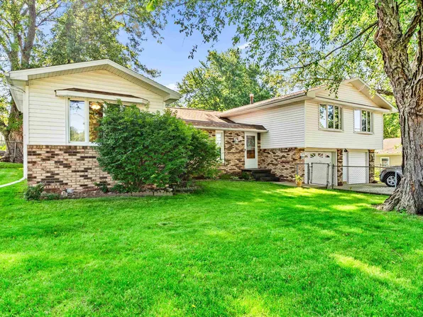 109 N Laurel St, Elmwood, IL 61529