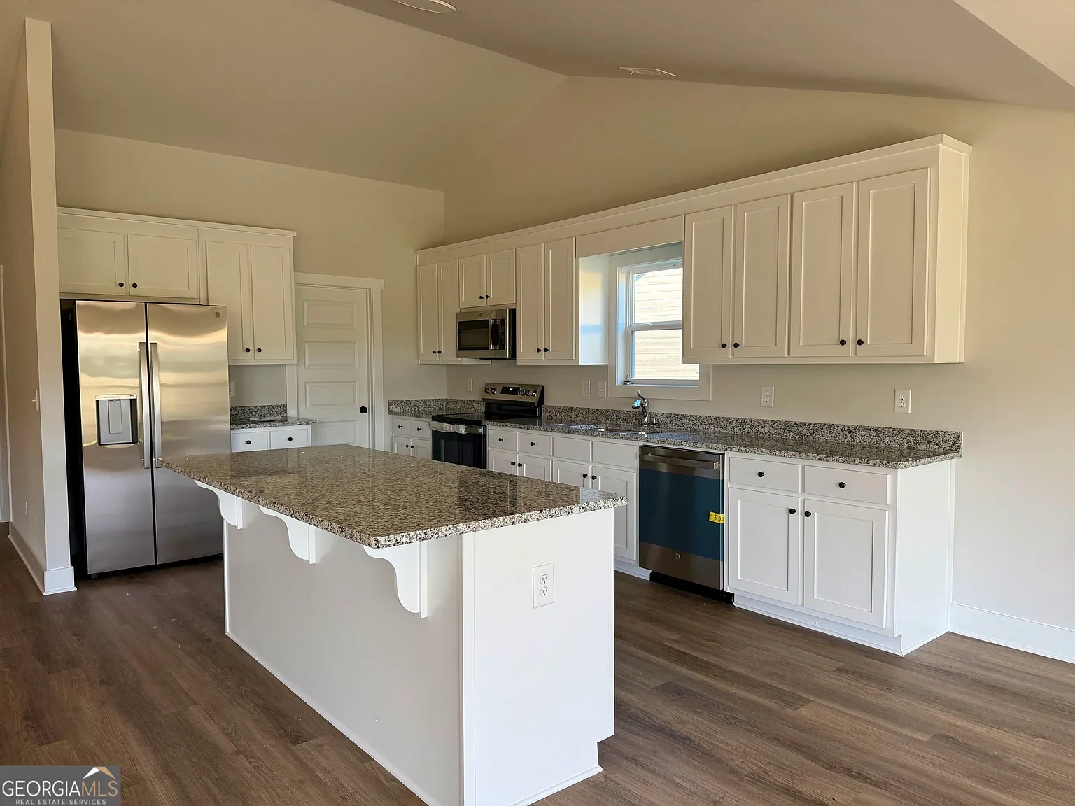 4 bed, 2.5 bath, 2200 sqft, $2,600 — Photo 3
