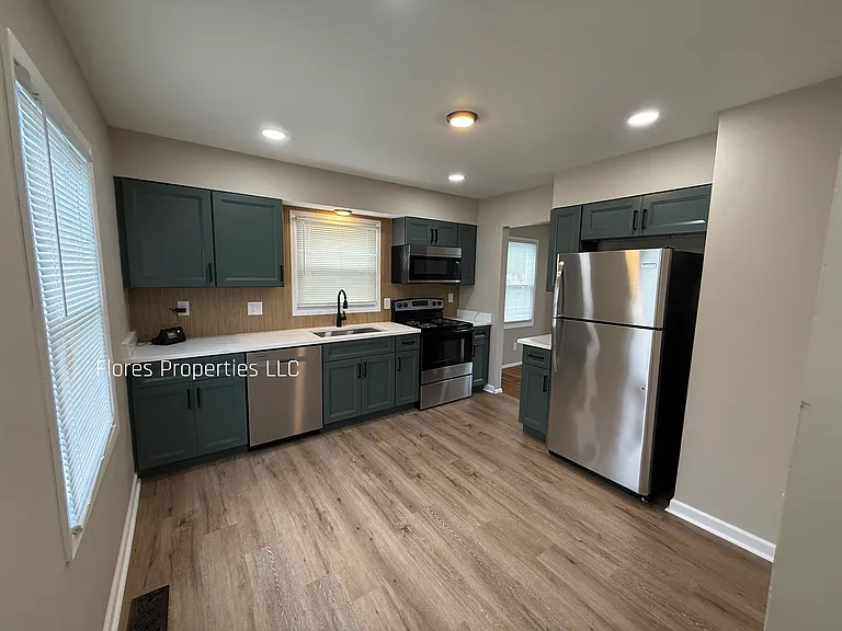 1136 Pauline Ave — Photo 5