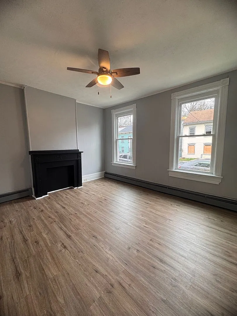 160 N Miller St — Photo 3