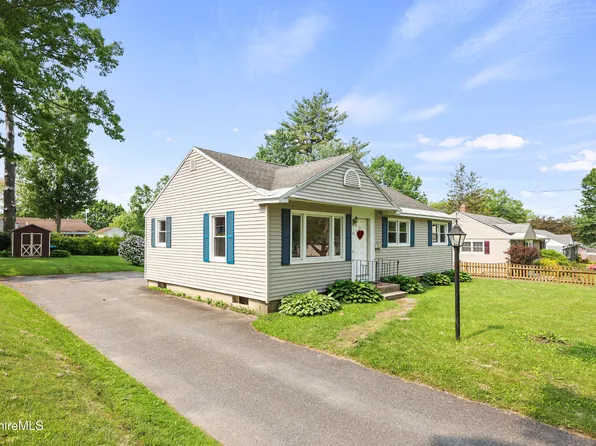 26 Highlawn Dr, Pittsfield, MA 01201