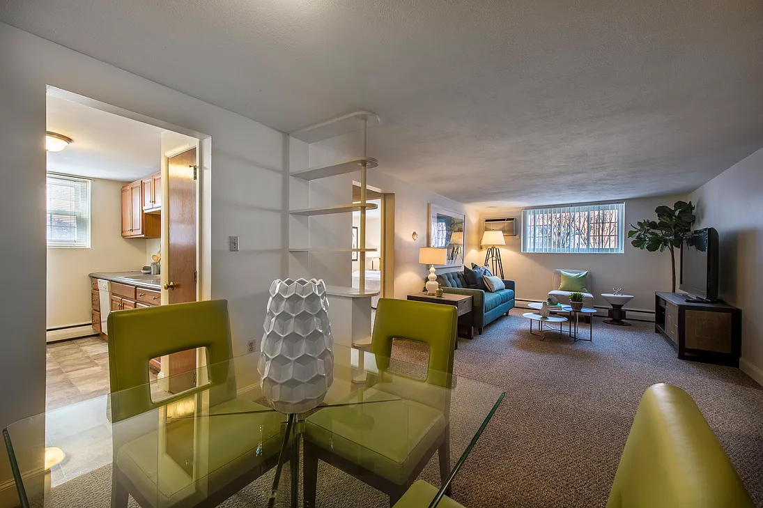 8 Brattle Dr — Photo 1