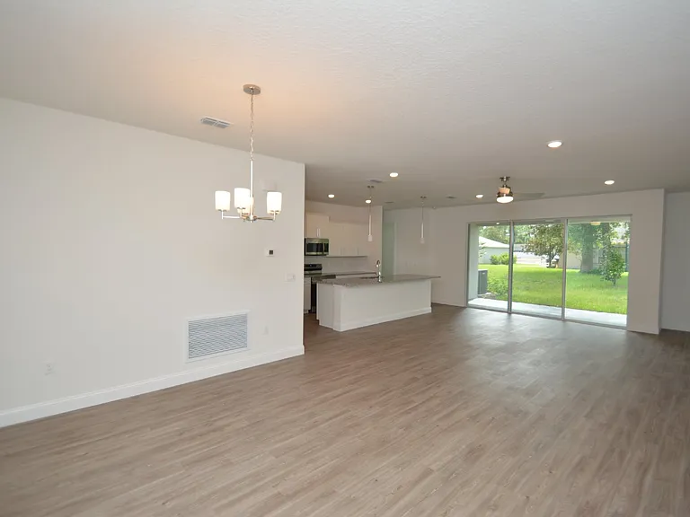 102 Brittany Ln — Photo 6