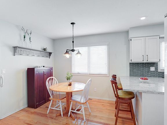 DINETTE PLUS COUNTER TOP SEATING