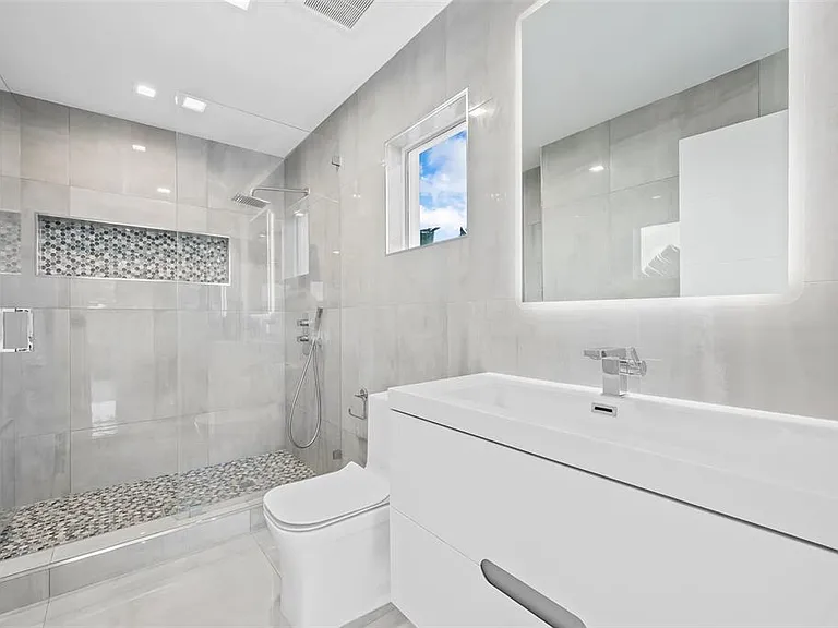 4921 NE 28th Ave — Photo 30