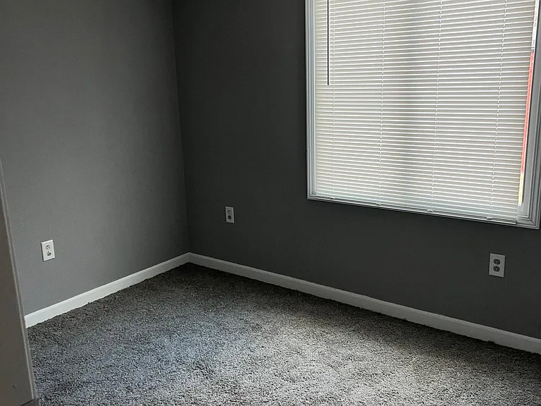 1011 S Greenlawn Ave — Photo 14