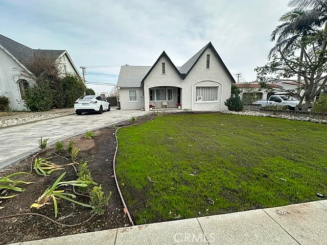 1054 N Euclid Ave — Photo 2