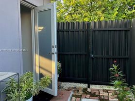 9525 SW 16th St, Miami, FL