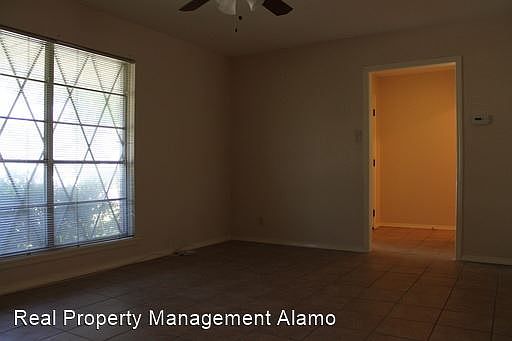 5th image of 2218 Greencrest Dr