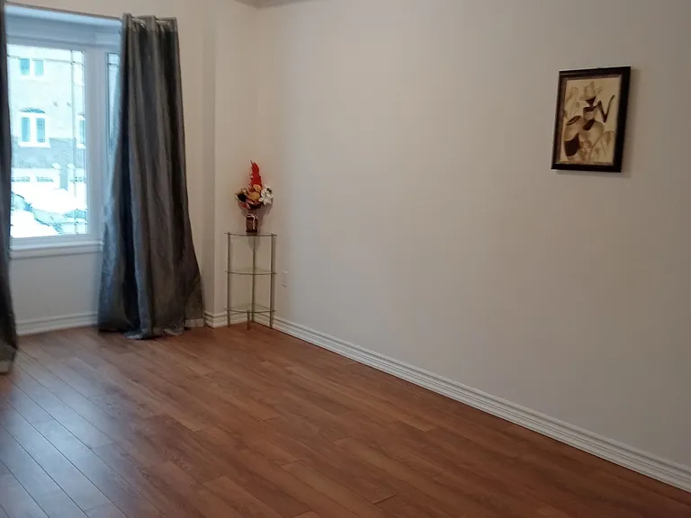38 Milson Cres — Photo 12