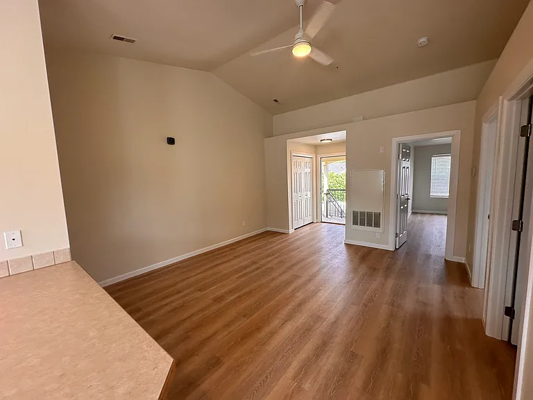 2105 E White Oak Ct #201 — Photo 35