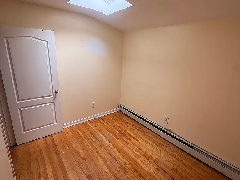 2914 Hering Ave #1 — Photo 4