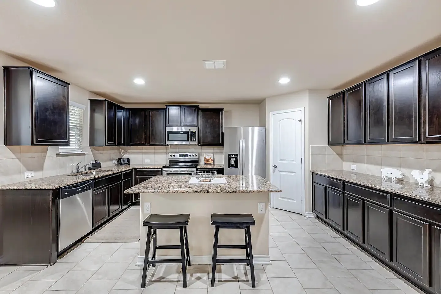 3 bed, 2.5 bath, 2300 sqft, $2,500 — Photo 3
