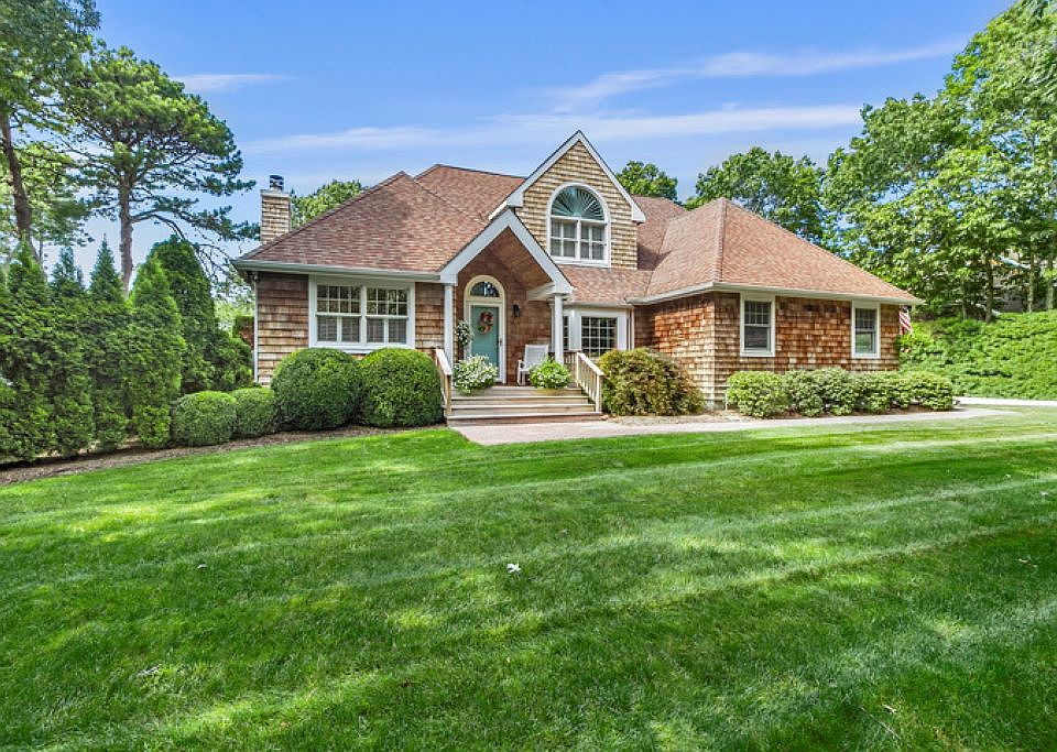 1st image of 15 Bennett Dr