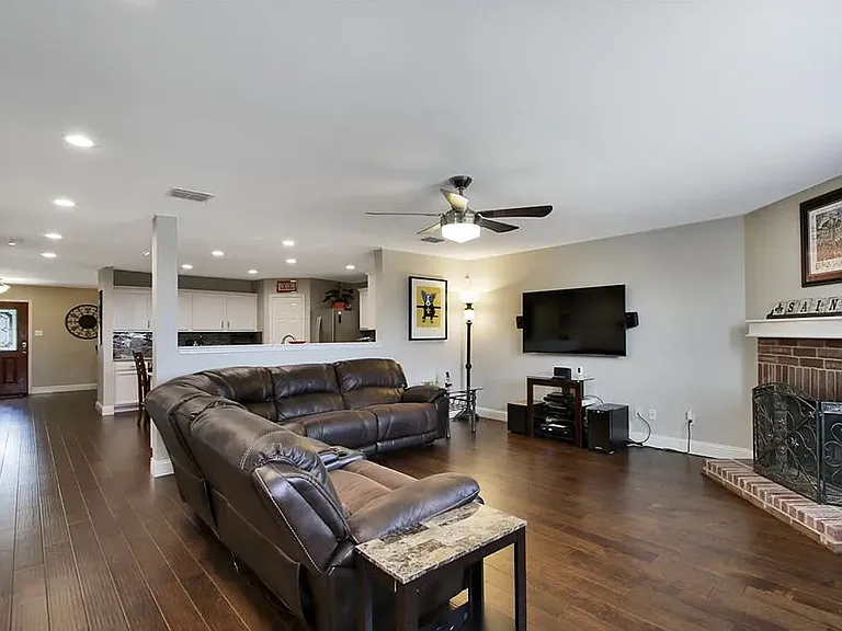1007 Shelborn Dr — Photo 5