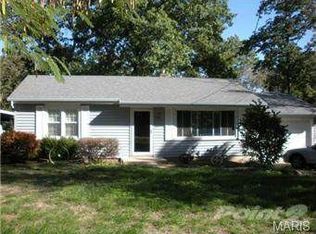 11 Circle Dr, Fenton, MO 63026