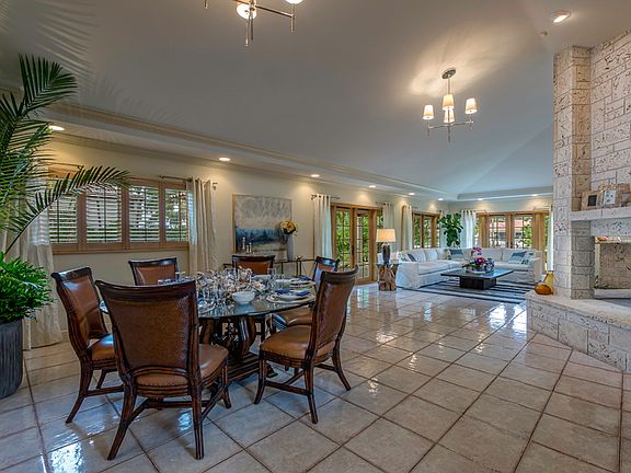 Open plan w/ vaulted ceiling