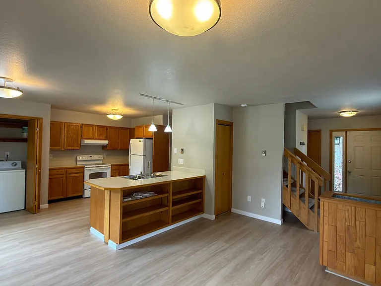 1037 Driftwood Dr — Photo 4