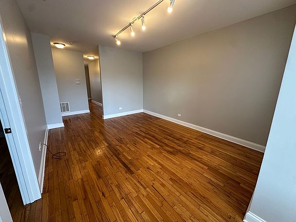 4th image of 5001 N Sawyer Ave #3216-3