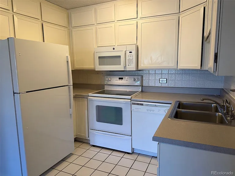 350 S Clinton St #10C — Photo 2