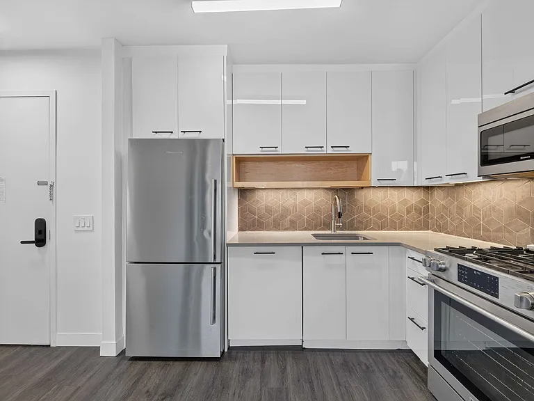 250 E Houston St #3A — Photo 3