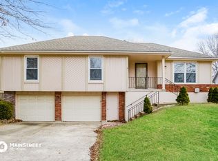 203 NE Noeleen Ln, Lees Summit, MO 64086