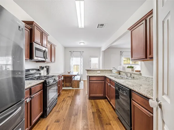 319 Falling Pine Dr, Conroe, TX 77304