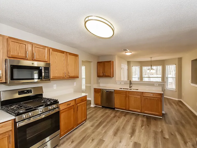 146 Edison Dr — Photo 8