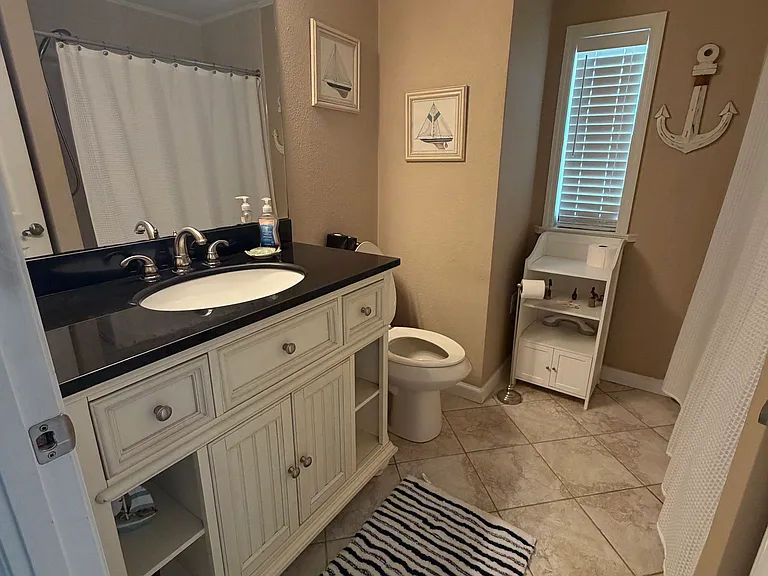 Guest bathroom with shower/tub